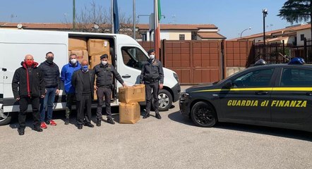 Download Video: Caserta, Guardia di Finanza dona ai profughi ucraini 1.300 capi di abbigliamento (25.03.22)