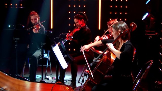 Angèle interprète Bruxelles je t'aime dans Le Grand Studio RTL