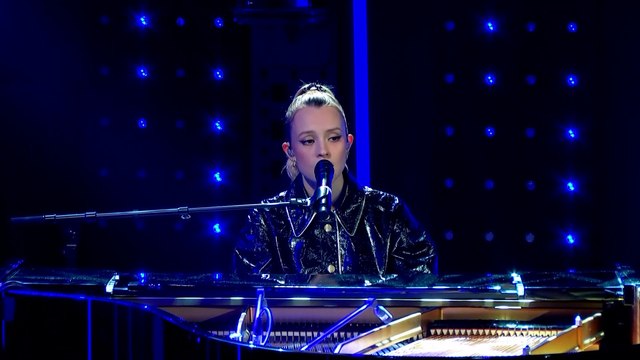 Angèle interprète Taxi dans Le Grand Studio RTL