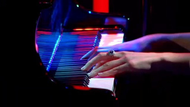 Angèle interprète Libre dans Le Grand Studio RTL