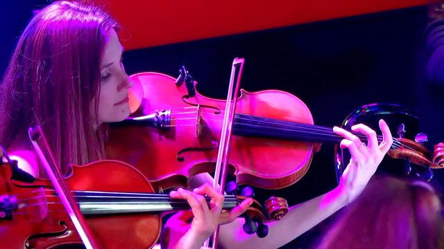 Angèle interprète Balance ton quoi dans Le Grand Studio RTL