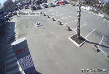 Un misil impacta contra una fila de personas que esperaba a recibir ayuda humanitaria en Járkov