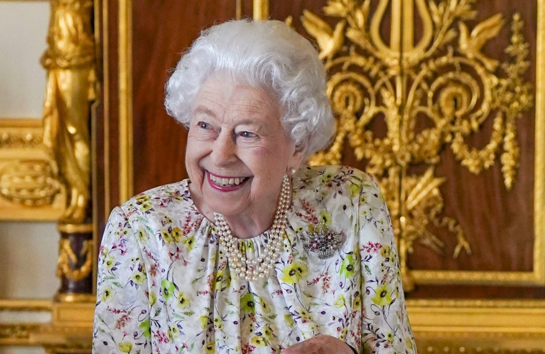Queen Elizabeth uses walking stick at craft exh...