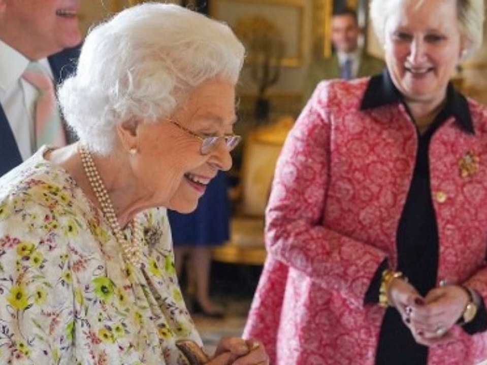 Queen Elizabeth II. zeigt sich gut gelaunt auf Schloss Windsor