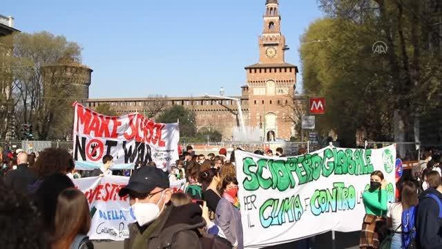 İtalya'da öğrenciler iklim değişikliğiyle mücadele için meydanlara indi