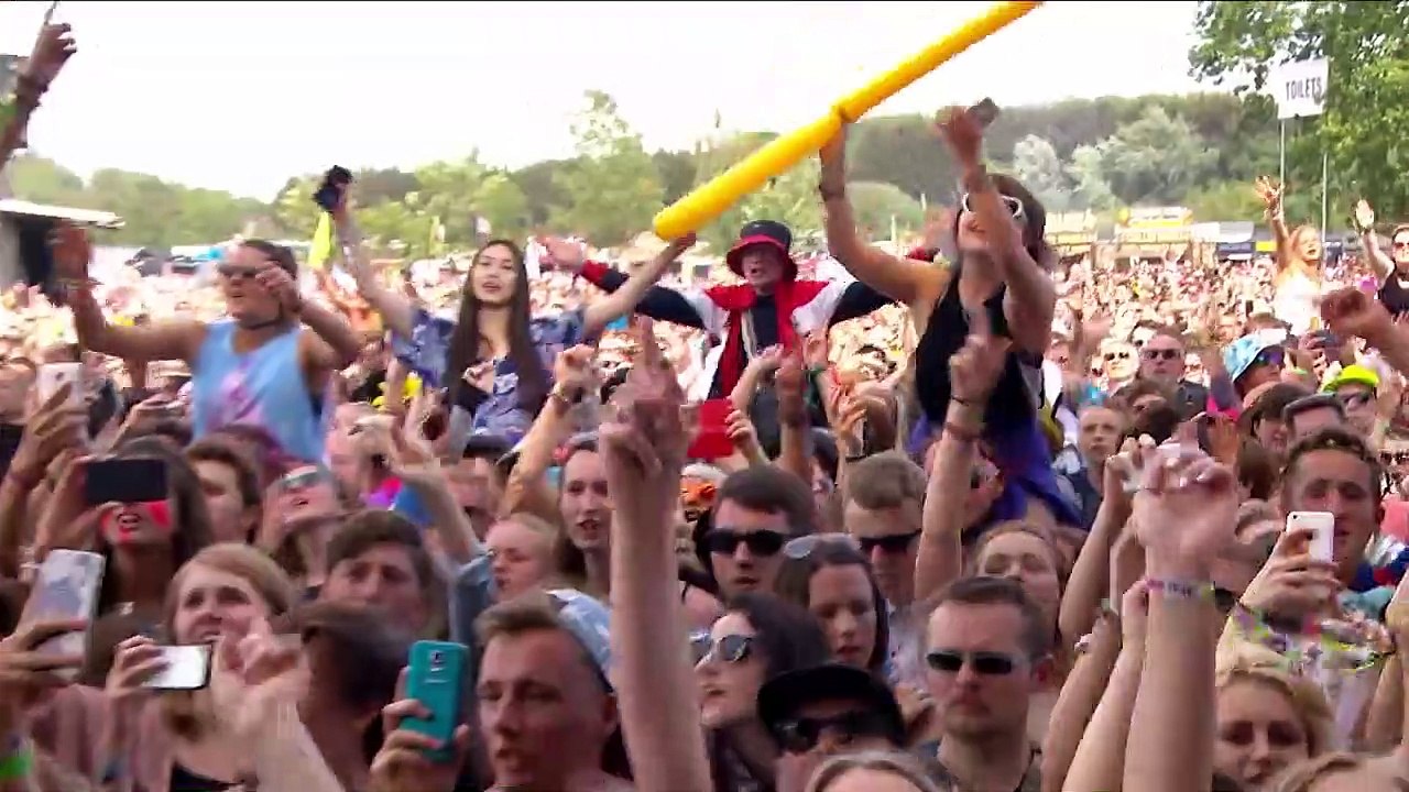 James Bay chante "Hold Back The River" en live