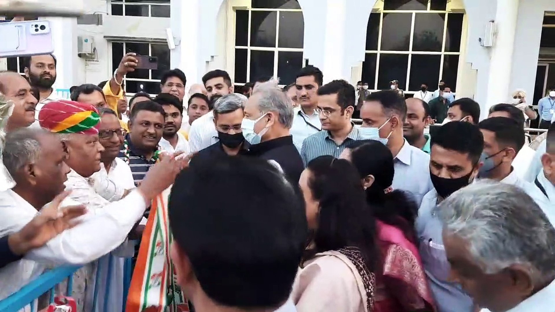 ⁣CM Ashok Gehlot - मुख्यमंत्री गहलोत के लम्बे समय बाद अपने गृहनगर आने पर ऐसे हुआ स्वागत, देखें Video.