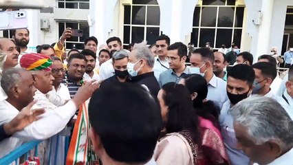 CM Ashok Gehlot - मुख्यमंत्री गहलोत के लम्बे समय बाद अपने गृहनगर आने पर ऐसे हुआ स्वागत, देखें Video...