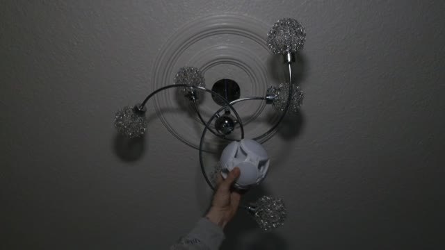 Con velas, linternas y braseros sobreviven a un mes sin luz