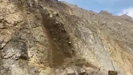 Hakkari'de dağdan kopan kaya parçaları ulaşımı aksattı