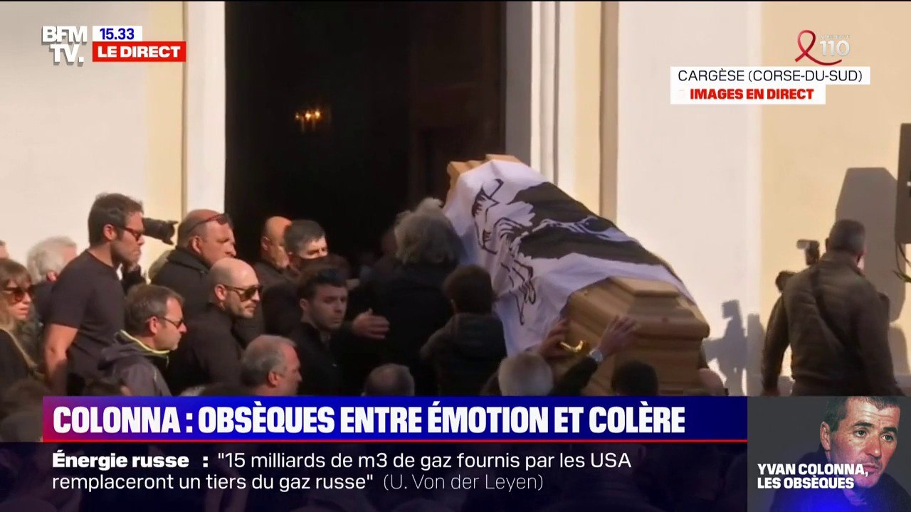 Le cercueil d'Yvan Colonna, recouvert d'un drapeau corse, entre dans l'église de Cargèse