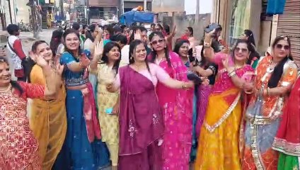 महिलाओं ने निकाला बिंदौरा, जमकर किया नृत्य