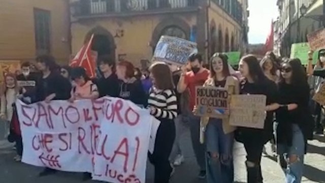 Lucca, i ragazzi di Fridays for Future in corteo per il clima