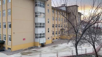 Tüfekle okula gelen öğrenci öğretmenlerce sakinleştirilerek polise teslim edildi