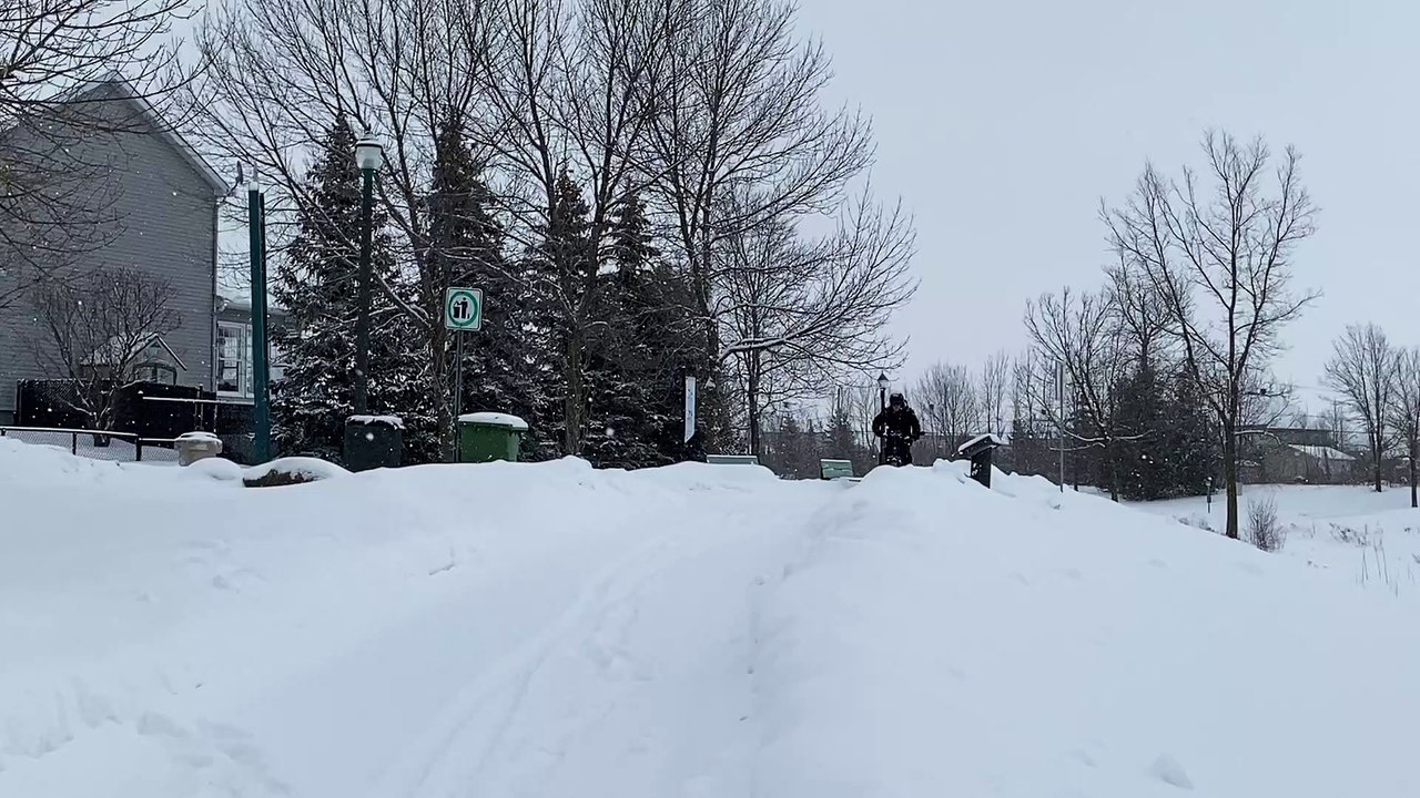 Denis Fortier sur son vélo (8 mars - Le Reflet Audrey Leduc-Brodeur)