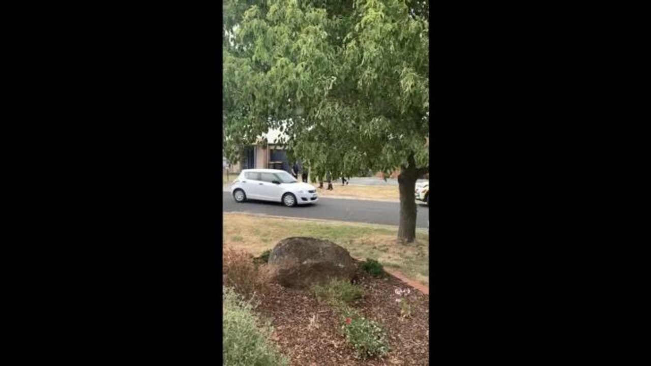 Wendouree siege - vehicles leaving