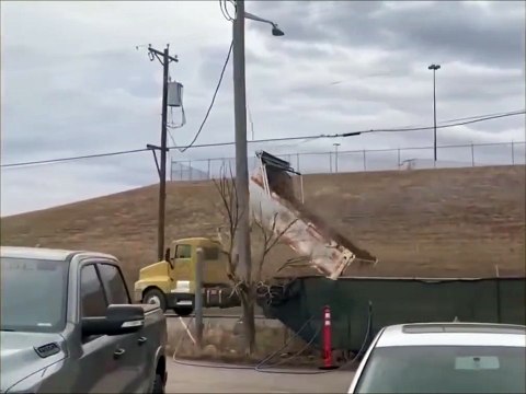 Cet idiot roule avec la remorque de son camion relevée