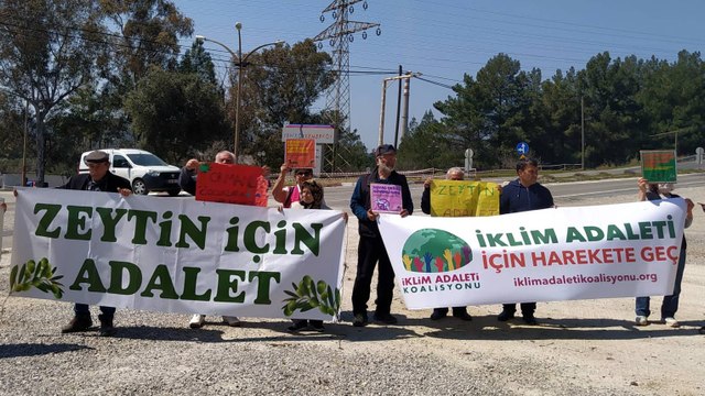 Termik santral önünde 'İklim acil durumu ilan edilsin' eylemi