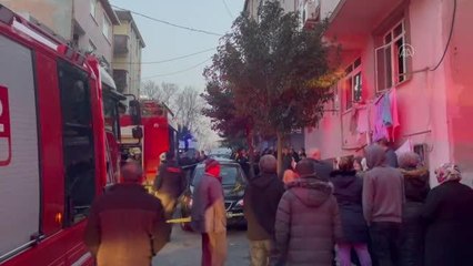 Esenler'de yangın çıkan binada 5 kişi dumandan etkilendi
