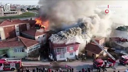 İstanbul'un Maltepe ilçesinde 3 binanın çatısı alevlere teslim oldu