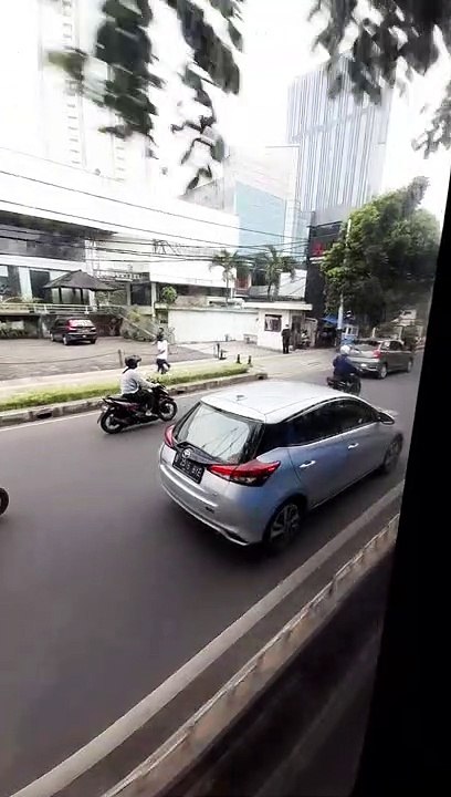 Greey Vs Yellow Car