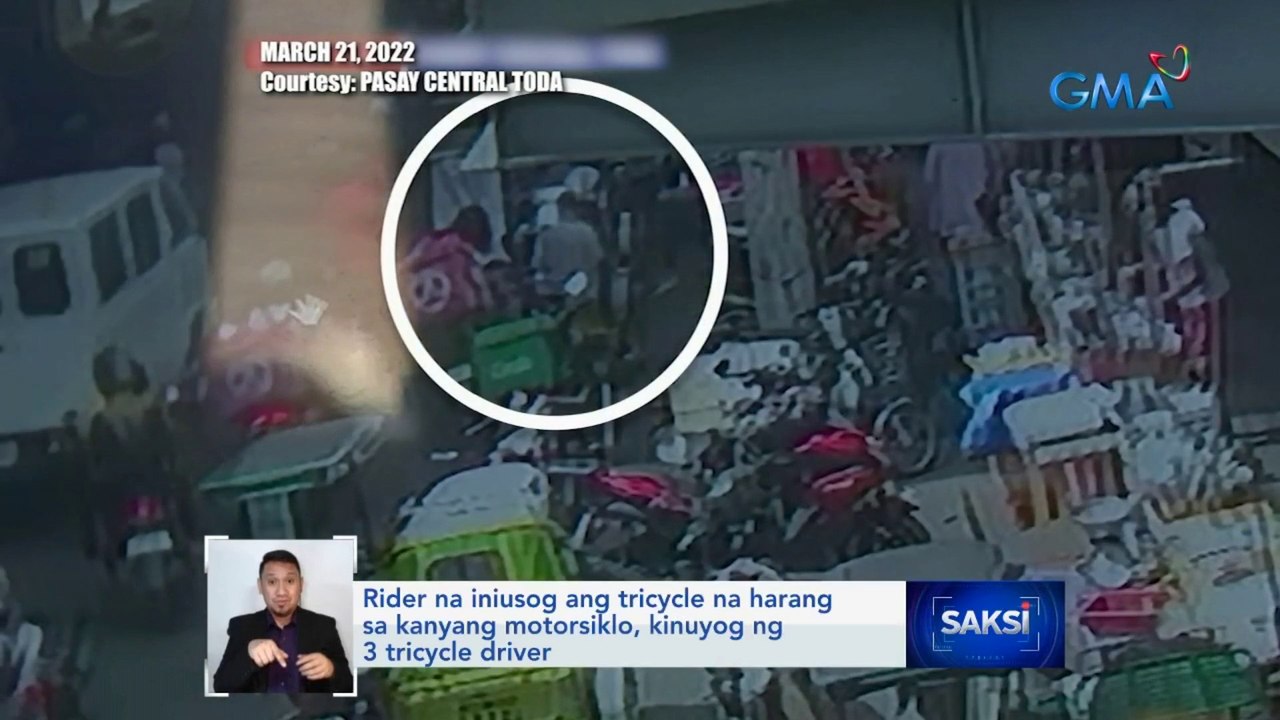 Rider na iniusog ang tricycle na harang sa kanyang motorsiklo, kinuyog ng 3 tricycle driver | Saksi