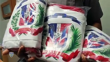 Policía entrega varias banderas nacional al Liceo Juan Pablo Duarte