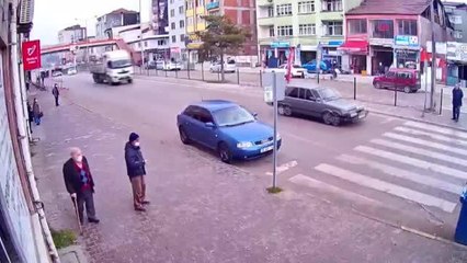 Sürücünün kazadan son anda kurtulması güvenlik kamerasına yansıdı