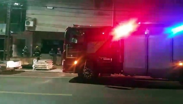 Curto-circuito em apartamento mobiliza equipes do Corpo de Bombeiros no Bairro Santo Onofre