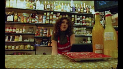 SALÒ - Apollonia sitzt bei Edeka an der Kassa