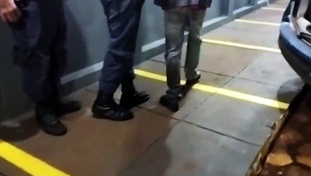 Homem embriagado é detido pela GM fazendo zigue-zague com um furgão