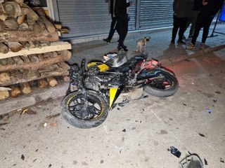 Otomobil ve motosiklet çarpıştı; 1'i ağır 2 yaralı