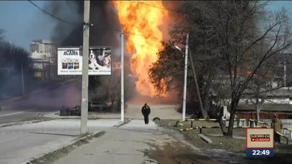 Autos, casas y edificios quedaron en llamas tras ataque ruso en Járkov