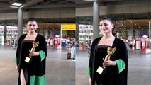 Urvashi Rautela अवॉर्ड पकड़े एयरपोर्ट पर आई नज़र, देखें वीडियो | FilmiBeat