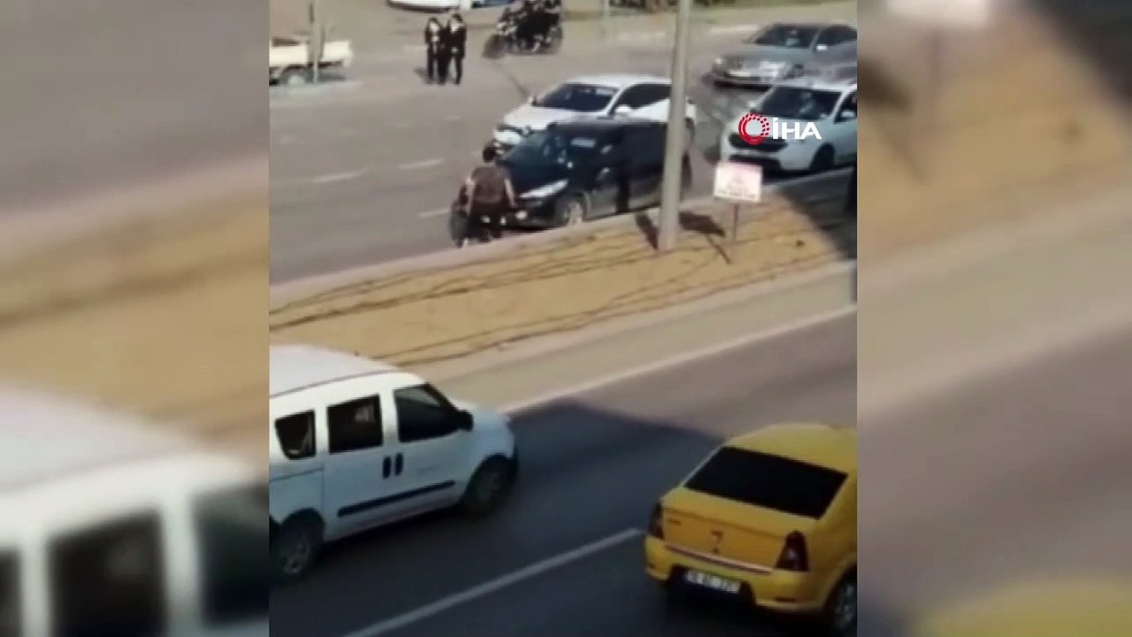Yüreklerin ağza geldiği anlar... Akli dengesi yerinde olmayan bir kişi seyir halindeki araçların önüne böyle atladı