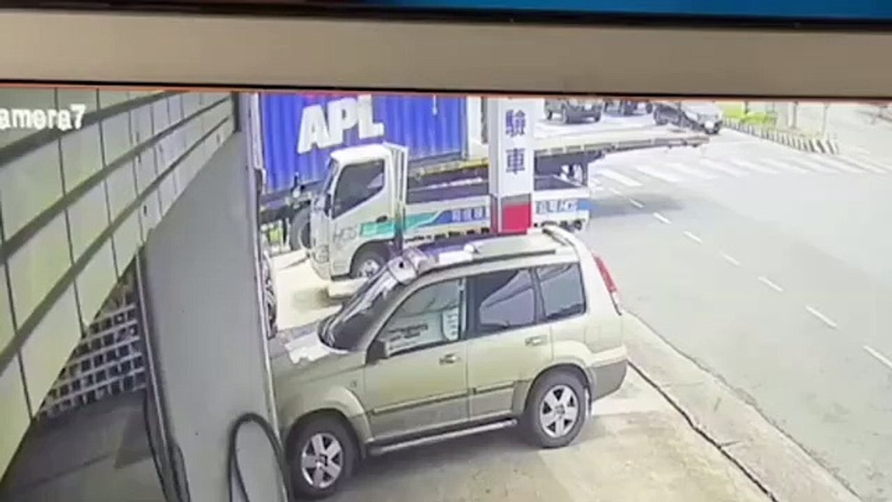 驚悚片曝光！台1線聯結車停路中卸貨 送貨員撞鋼板慘死