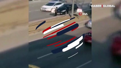 Bursa'da trafikte tehlikeli anlar! Arabaların önüne böyle atladı