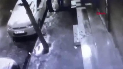 BAĞCILAR'DA SOKAKTAKİ 8 ARACIN AYNALARINI TEKMELERLE KIRDI