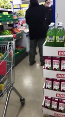Müşteri market çalışanı ile karşı karşıya geldi