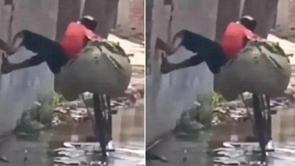 ಕಾಲಿಗೆ ಒಂಚೂರು ಕೆಸರು ತಾಕಿಸಿಕೊಳ್ಳದೆ ರಸ್ತೆ ದಾಟ್ಬೇಕಾ? ಹಾಗಾದ್ರೆ ಈ ವಿಡಿಯೋ ನೋಡಿ | Oneindia Kannada