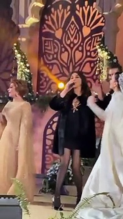 إليسا ترقص وتغني مع أصالة في حفل زفاف شام الذهبي