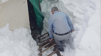 Karlıova’da kara gömülen evlere merdivenli ulaşım