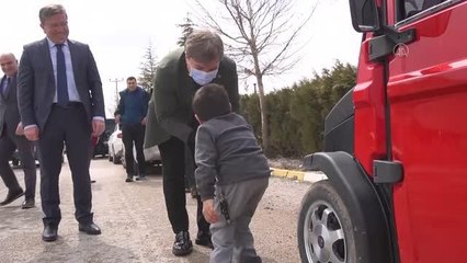 Aksaray Valisi Aydoğdu, sosyal medyadan kendisine ulaşan genci ziyaret etti