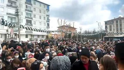 ÇORUM'DA MAĞAZADA İNDİRİM İZDİHAMI