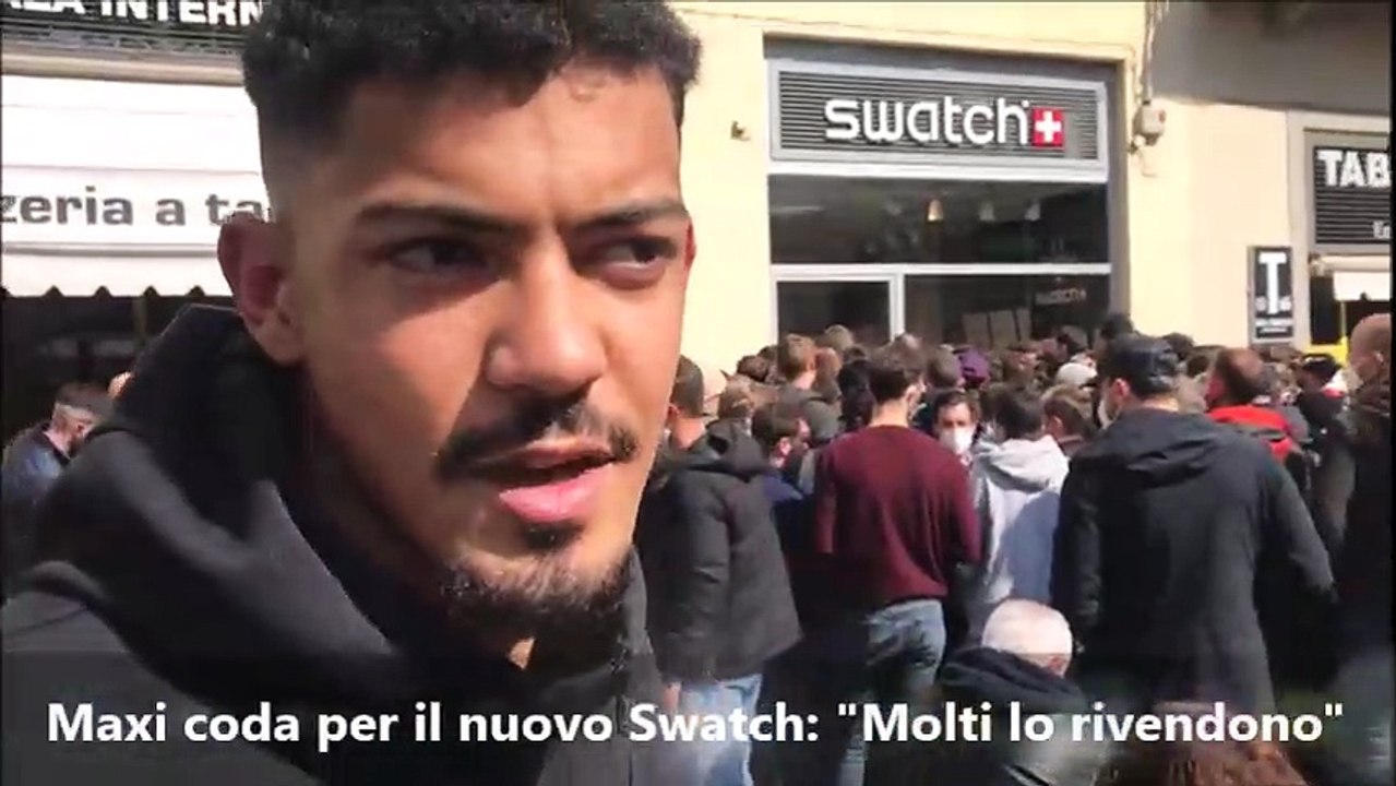 Firenze, tutti in coda per il nuovo orologio: "Molti lo rivendono"