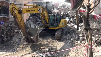 Avcılar'da kentsel dönüşüm krizi sürüyor: Bir evin daha duvarı delindi