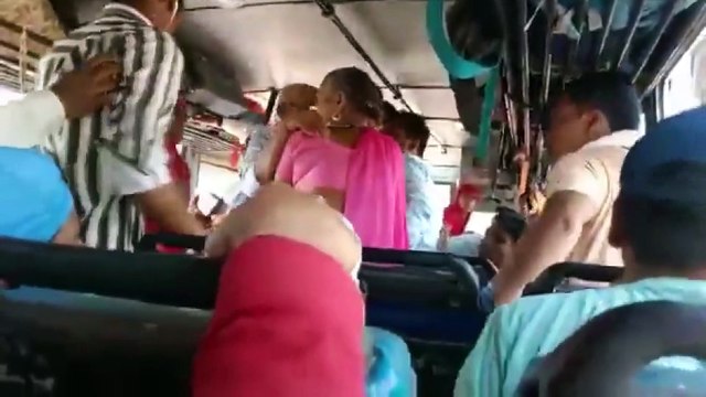 शाबाश पद्मा...महिला परिचालक ने की शराबी यात्री की पिटाई, वीडियो वायरल