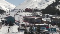 Palandöken'de tatilciler güneşli havada kayak yaptı