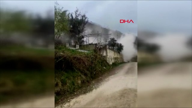 Heyelanda yıkılan evin altında kalmaktan saniyelerle kurtuldular