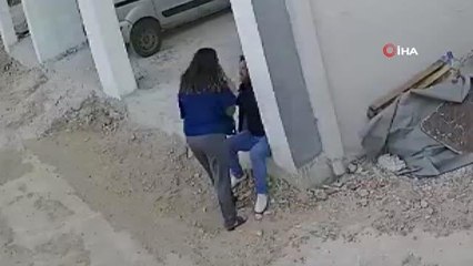 Karı koca kavgası sokağa taştı... Tartıştığı kocasını kaldırım taşıyla böyle dövdü